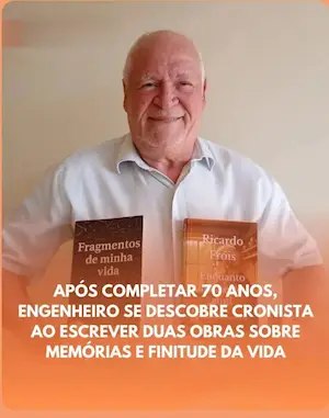 Ricardo Fróis, autor de crônicas, segurando seus livros